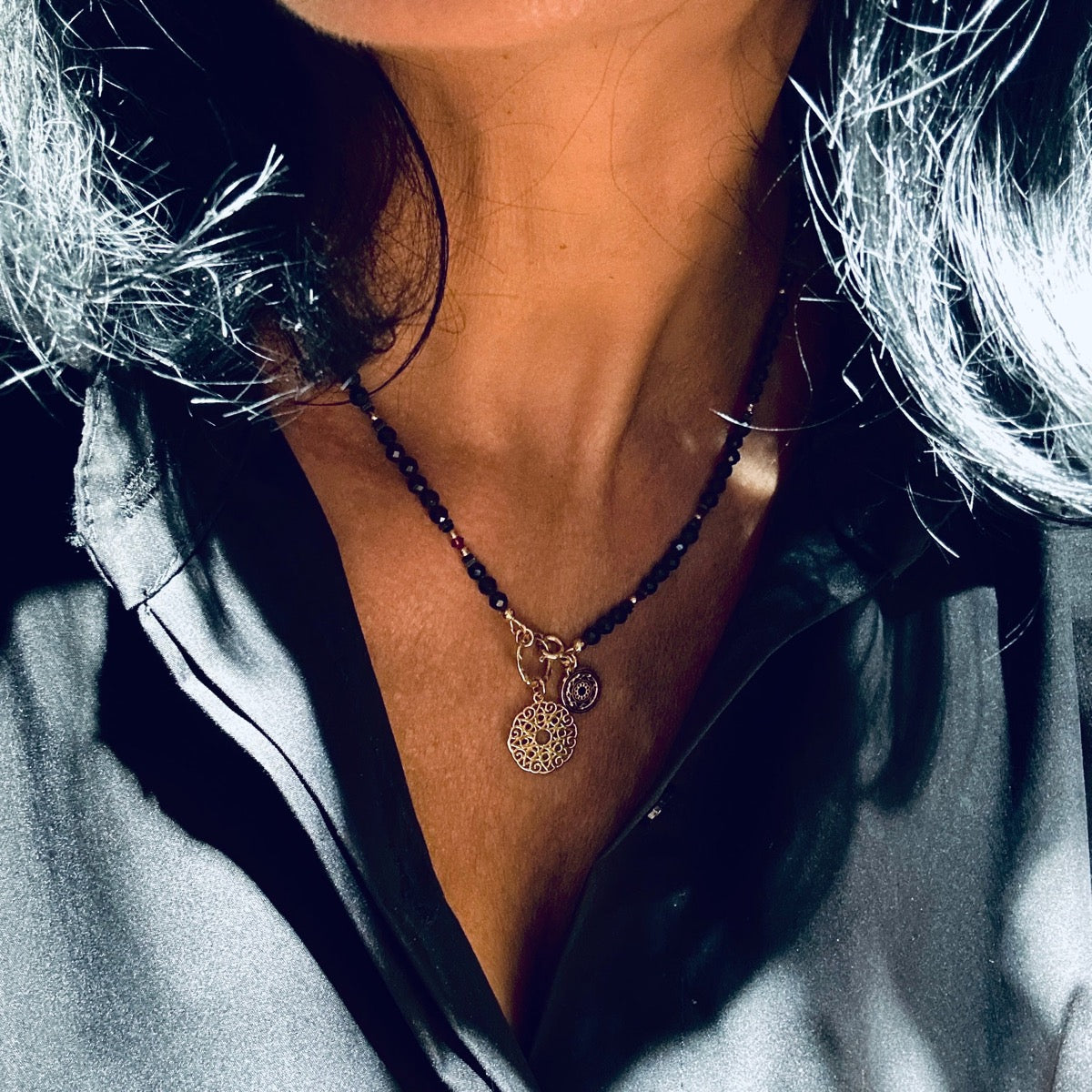 Naszyjnik obsydian od Ewa Mrochen Jewellery, elegancki i wyrazisty, podkreślający blask i wrażliwość.