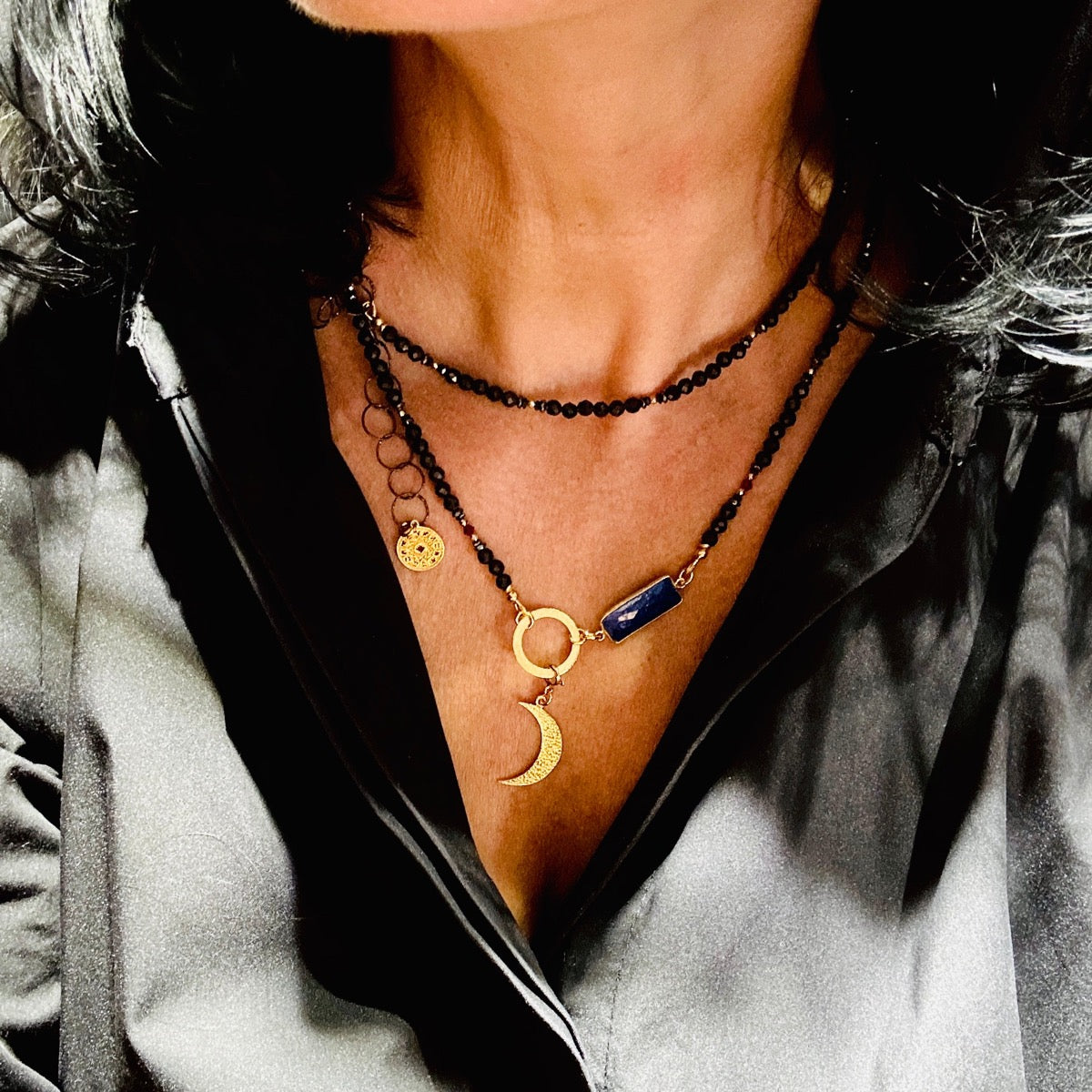 Długi naszyjnik z obsydianem i klejnotem odwagii od Ewa Mrochen Jewellery, elegancki biżuteryjny dodatek.