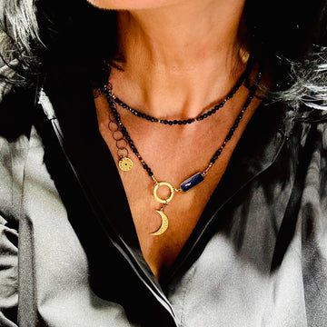 Długi naszyjnik obsydian od Ewa Mrochen Jewellery z klejnotem odwagi, elegancki i stylowy dodatek do stroju.