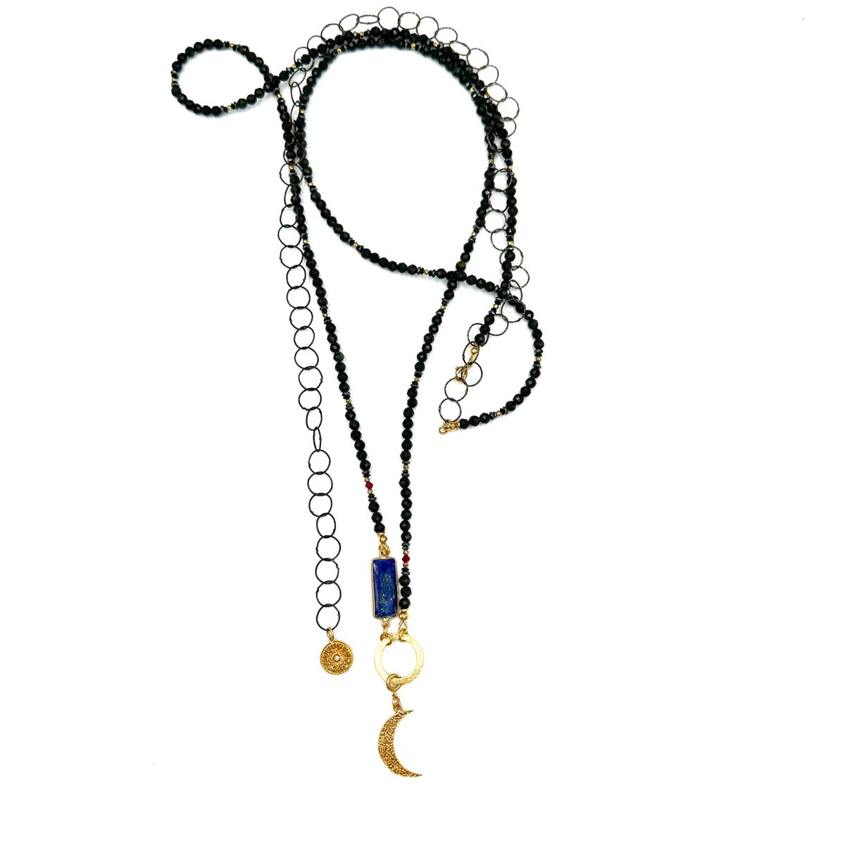Długi naszyjnik z obsydianem od Ewa Mrochen Jewellery, ozdobiony klejnotem symbolizującym odwagę.