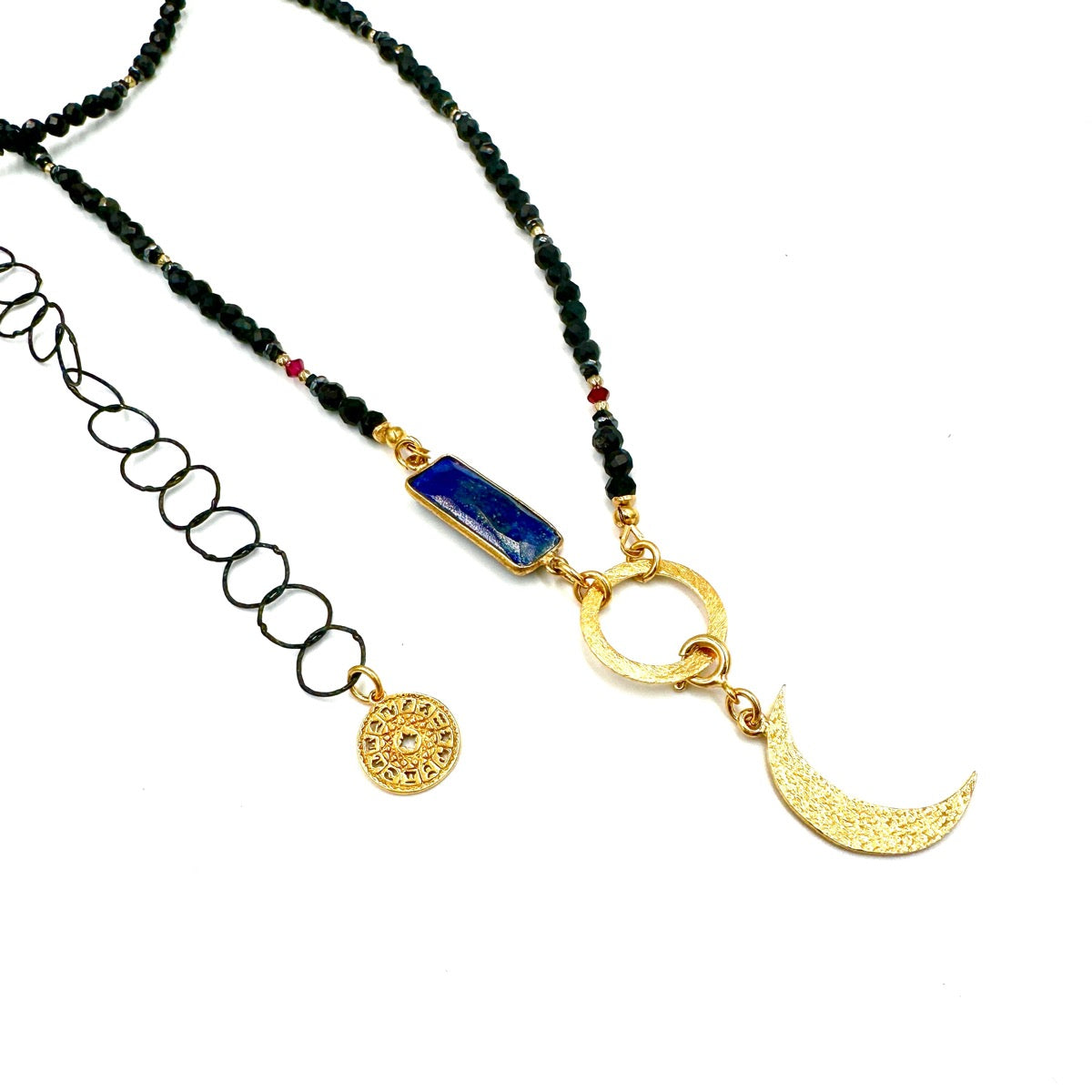 Długi naszyjnik obsydian z klejnotem Odwagi od Ewa Mrochen Jewellery na zdjęciu, ozdobiony kamieniem i eleganckim splotem.