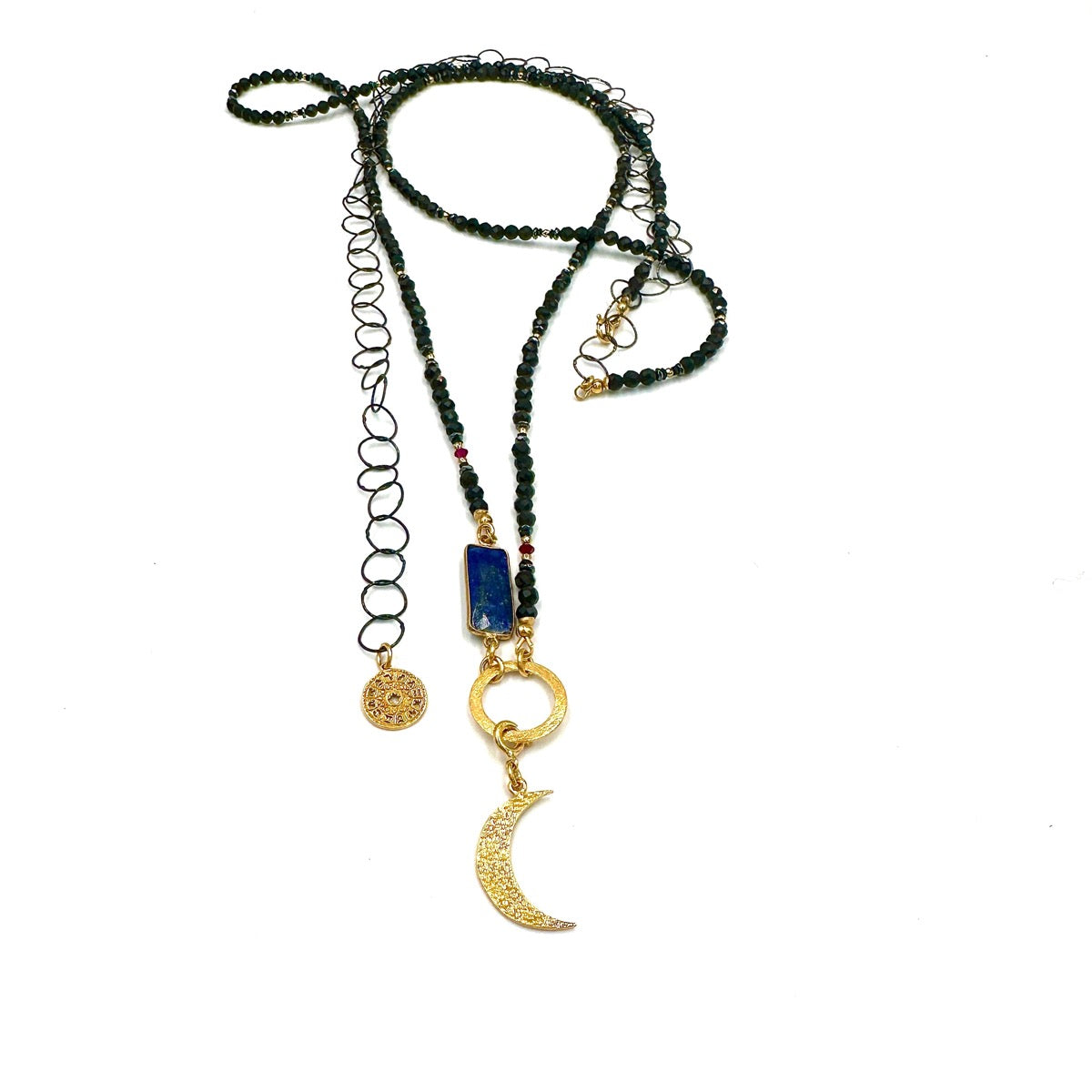 Długi naszyjnik z obsydianem od Ewa Mrochen Jewellery, ozdobiony klejnotem symbolizującym odwagę.