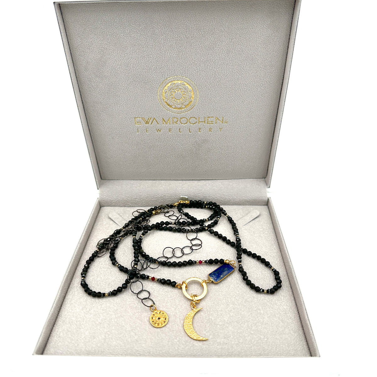 Długi naszyjnik z obsydianem od Ewa Mrochen Jewellery, ozdobiony klejnotem symbolizującym odwagę, na tle neutralnym.