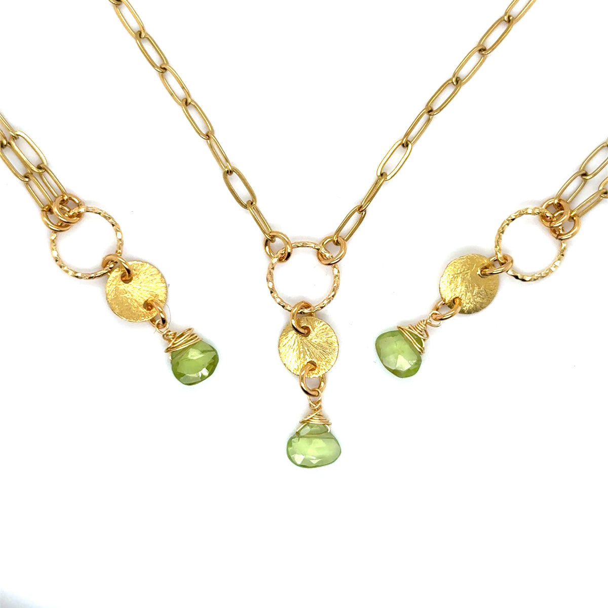 Oliwinowy naszyjnik Pomyślność od Ewa Mrochen Jewellery z delikatnym zawieszką na łańcuszku.