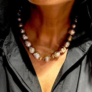 Naszyjnik Perła barokowa Victoria od Ewa Mrochen Jewellery z dużą perłą barokową na delikatnym łańcuszku.