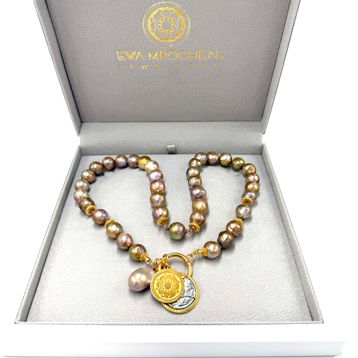 Naszyjnik Victoria z barokową perłą od Ewa Mrochen Jewellery, elegancki dodatek biżuterii dla kobiet