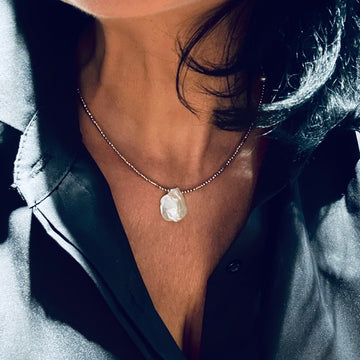 Perła naszyjnik Ewa Mrochen Jewellery My Beauty z elegancką perłą i delikatnym łańcuszkiem, idealny na specjalne okazje.