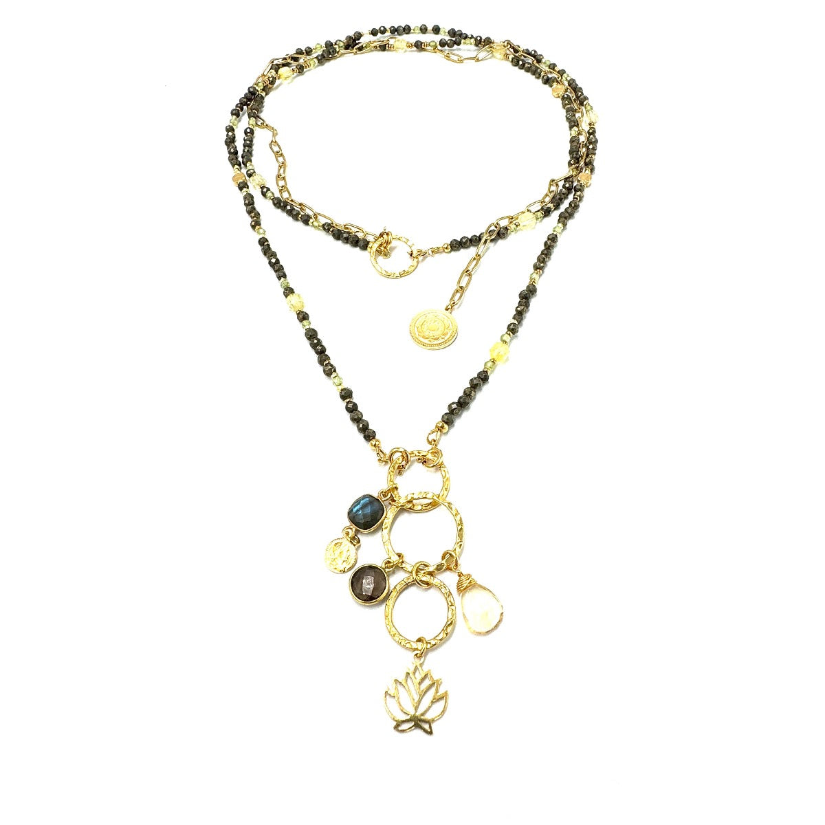 Długi naszyjnik z pirytu, cytrynem i oliwinem od Ewa Mrochen Jewellery, symbol bogactwa i przypływu energii.