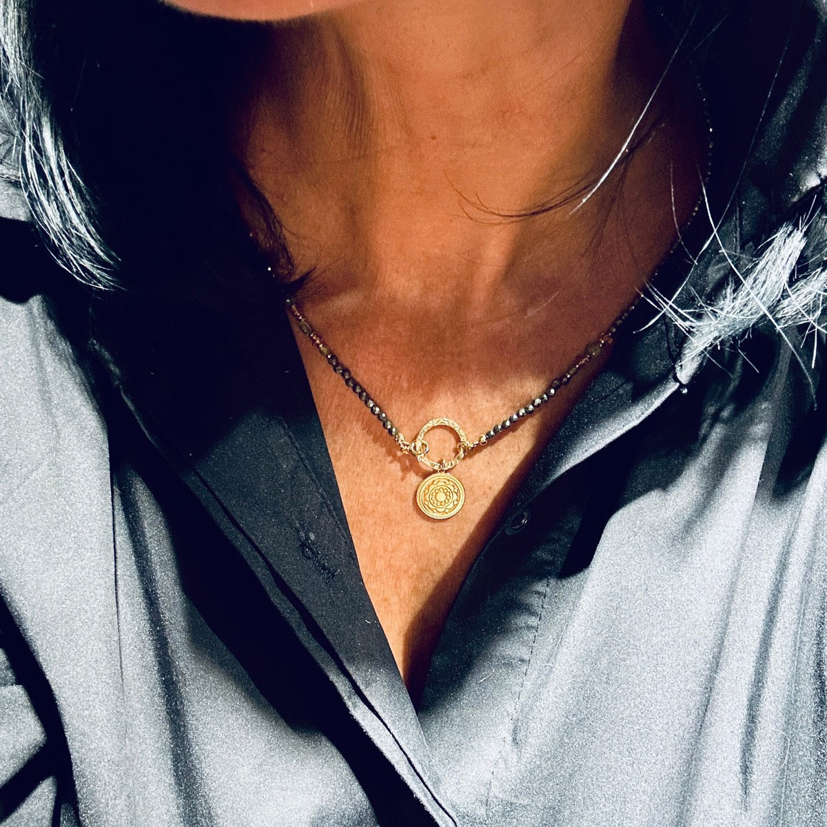 Naszyjnik z pirytu, cytrynem i oliwinem od Ewa Mrochen Jewellery, elegancki biżuteria z kamieniami naturalnymi.