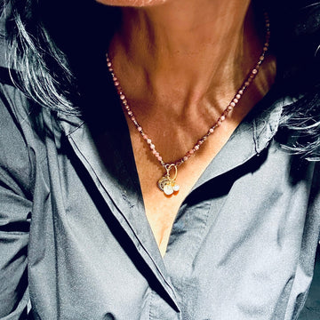 Naszyjnik z rodochrozytem od Ewa Mrochen Jewellery, elegancki biżuteria z kamieniem ozdobnym, naturalny design.