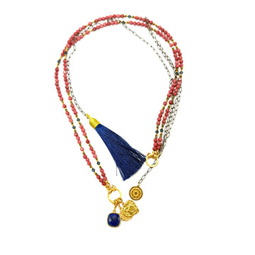 Naszyjnik z rodonitu Ewa Mrochen Jewellery, kamień magii miłości, długi naszyjnik na tle jasnego tła.