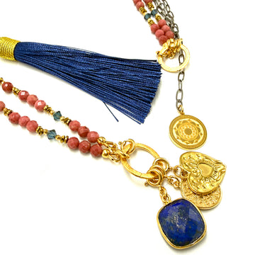 Rodonitowy naszyjnik Magia Miłości od Ewa Mrochen Jewellery, elegancki biżuteria z kamieniem naturalnym, widoczny na zdjęciu.