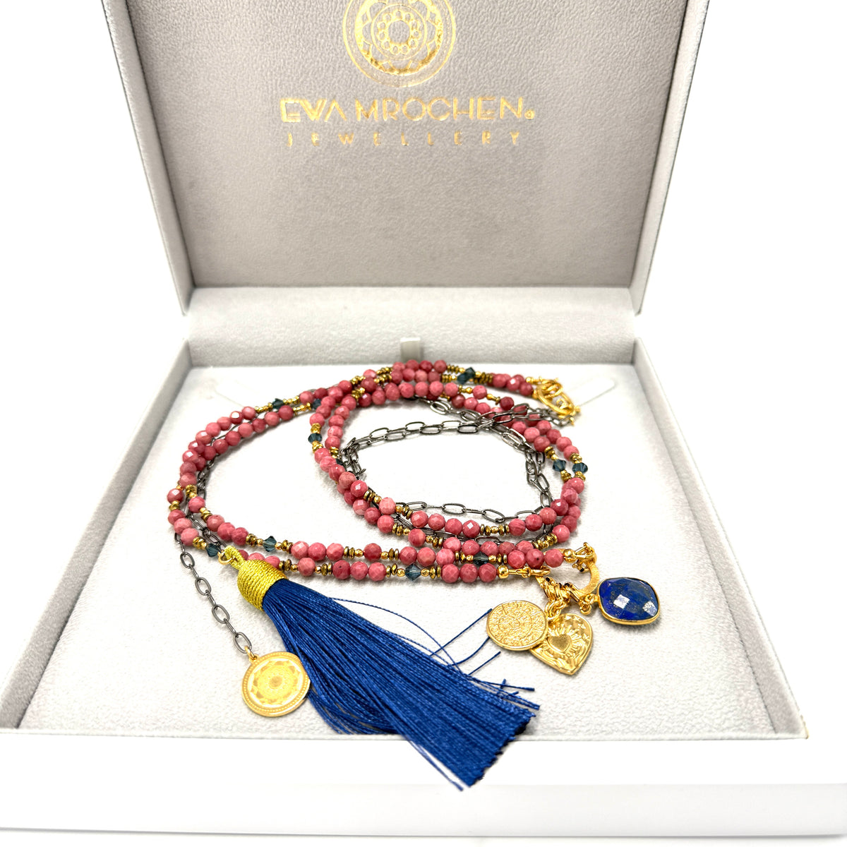 Naszyjnik z rodonitem marki Ewa Mrochen Jewellery, ozdobiony eleganckim kamieniem symbolizującym miłość.