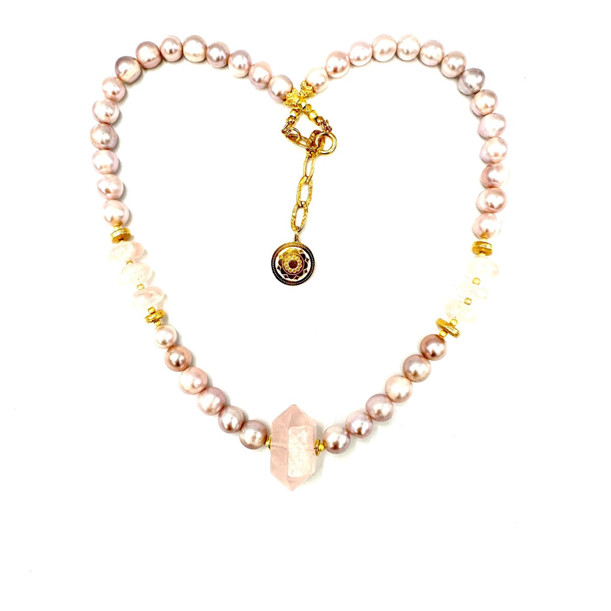 Różowy naszyjnik Queen of LOVE z perłą i kwarcem różowym, biżuteria Ewa Mrochen Jewellery na zdjęciu.
