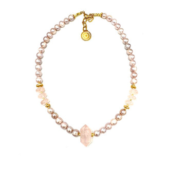 Różowy naszyjnik Ewa Mrochen Jewellery z perłą i kwarcem różowym, elegancki naszyjnik z delikatnymi ozdobami.