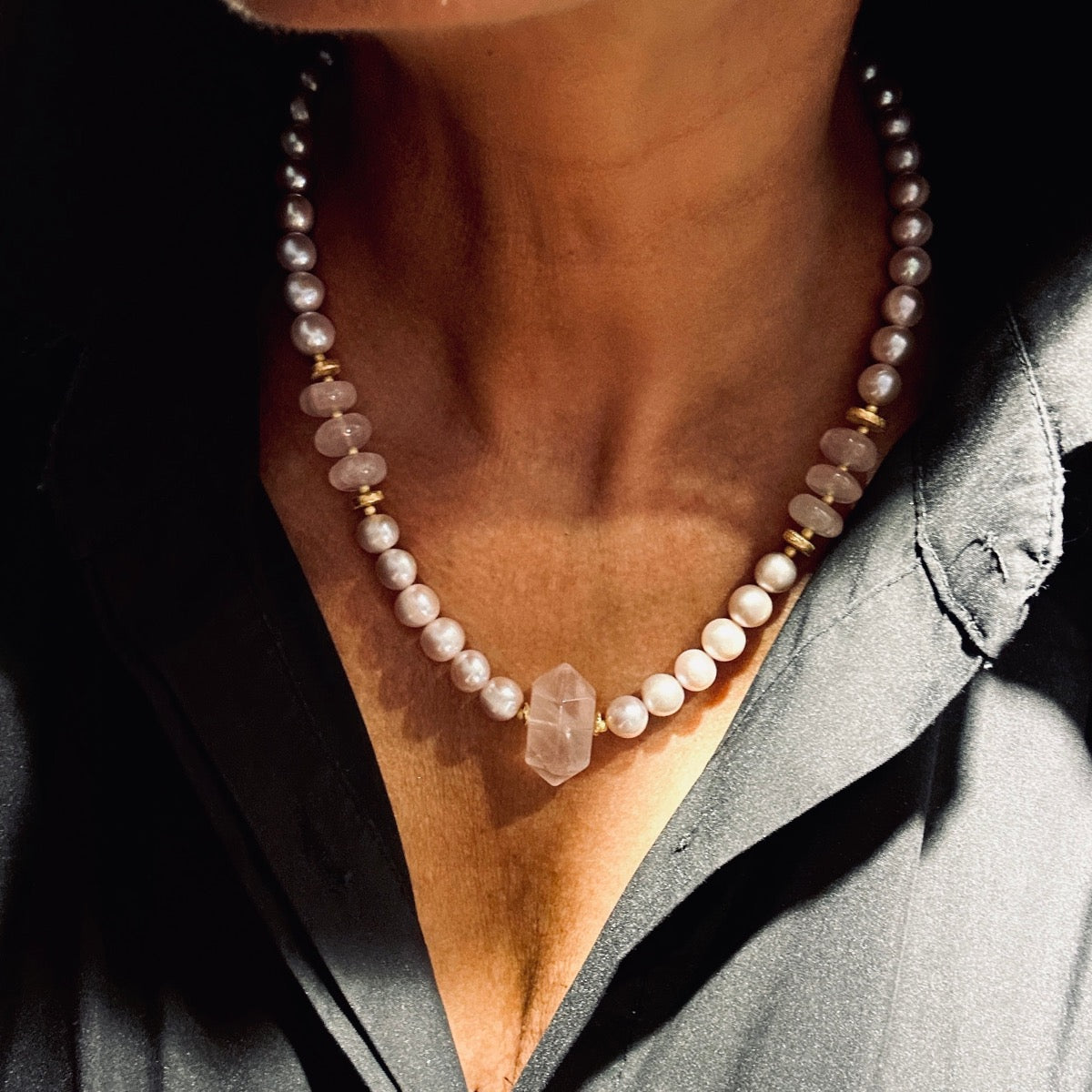 Różowy naszyjnik z perłą i kwarcem różowym, elegancki naszyjnik Ewa Mrochen Jewellery, ozdoba na szyję.