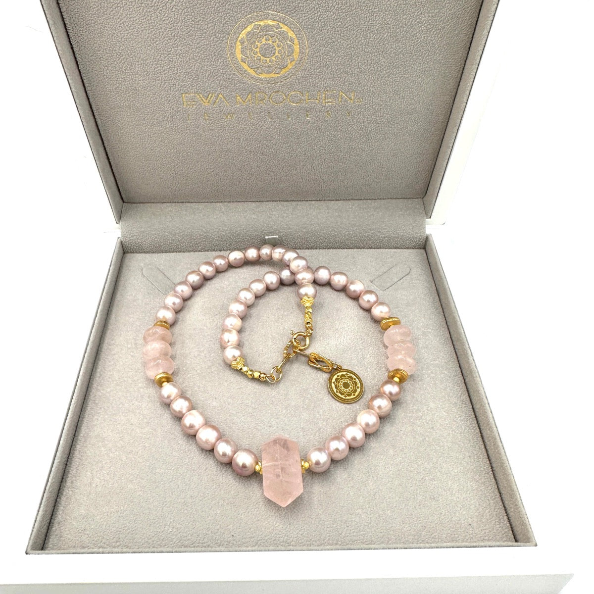 Różowy naszyjnik Ewa Mrochen Jewellery z perłą i kwarcem różowym, elegancki naszyjnik damski z biżuterii Queen of LOVE