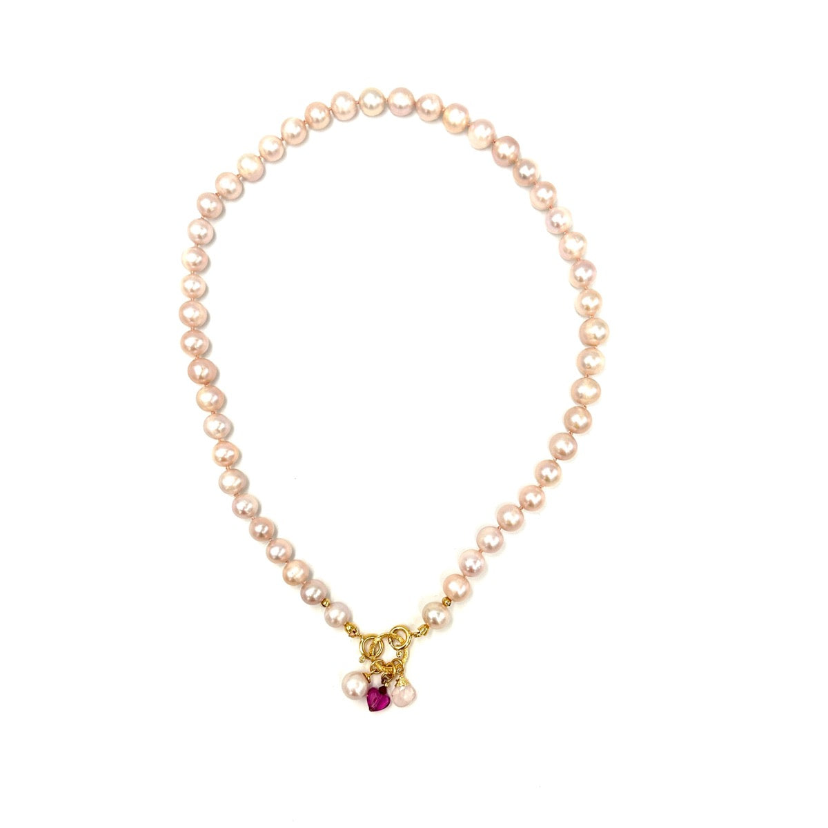 Różowy naszyjnik z perłą w stylu paryskim, Ewa Mrochen Jewellery, elegancki i delikatny dodatek do stroju.