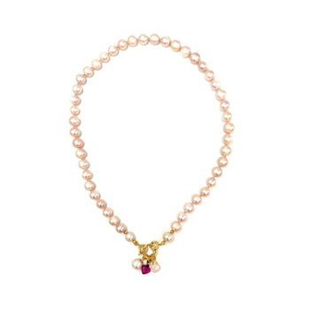 Różowy naszyjnik z perłą w stylu paryskim, Ewa Mrochen Jewellery, elegancki i delikatny dodatek do stroju.