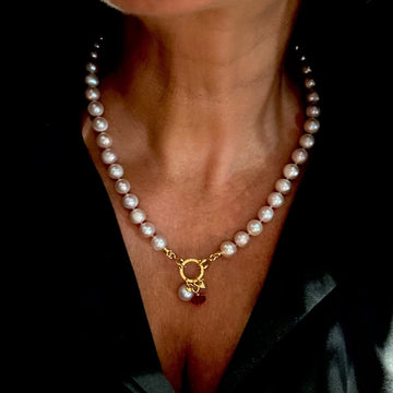 Różowa perła naszyjnik Ewa Mrochen Jewellery w stylu paryskim, elegancki i subtelny dodatek do biżuterii.