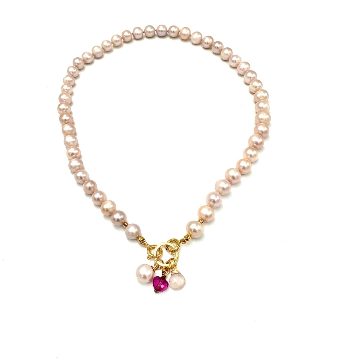 Różowy naszyjnik z perłą marki Ewa Mrochen Jewellery na eleganckim tle, delikatny i stylowy dodatek biżuteryjny.