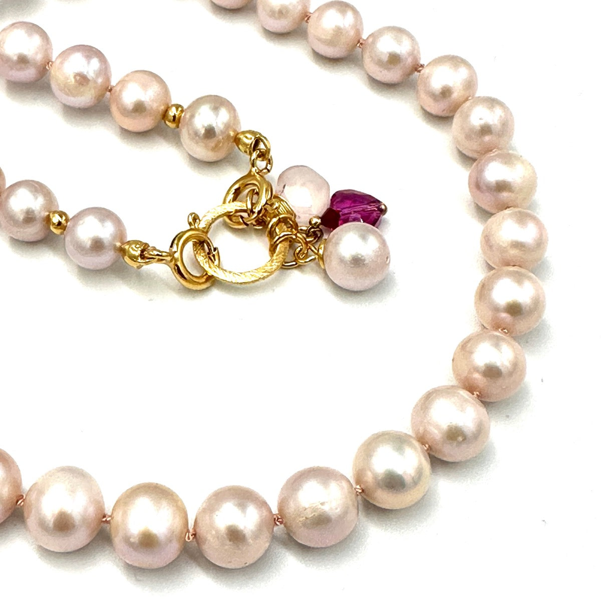 Różowy naszyjnik z perłą w stylu paryskim od Ewa Mrochen Jewellery, elegancki i subtelny biżuteryjny dodatek