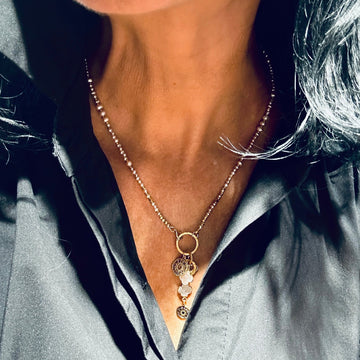 Różowy naszyjnik z perłą marki Ewa Mrochen Jewellery, elegancki i sensualny dodatek do biżuterii z pereł.