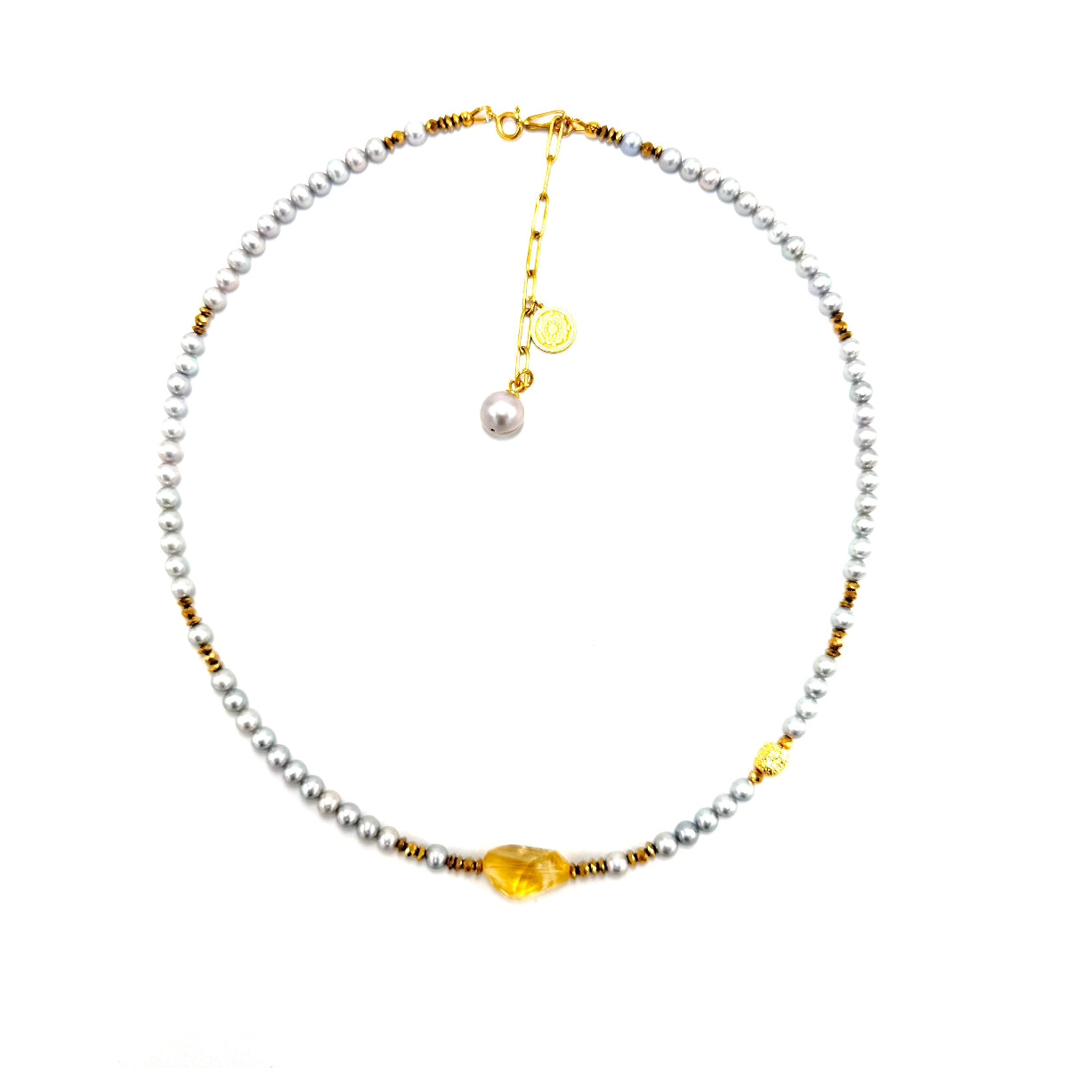 Naszyjnik z naturalnych pereł i cytrynu marki Ewa Mrochen Jewellery, srebrzysta perła i cytryn na delikatnym łańcuszku.