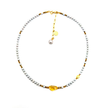Naszyjnik z naturalnych pereł i cytrynu marki Ewa Mrochen Jewellery, srebrzysta perła i cytryn na delikatnym łańcuszku.