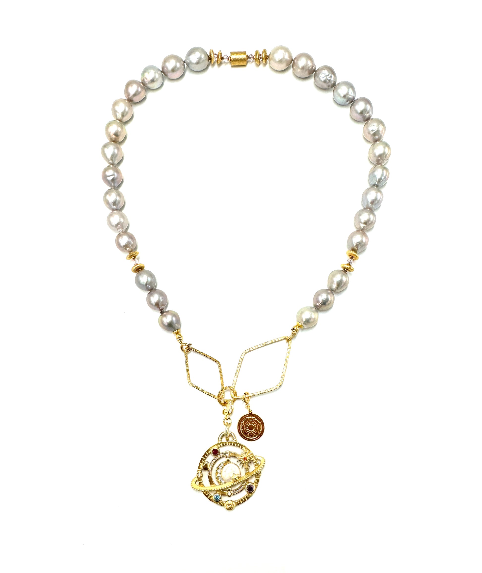 Srebrzysty naszyjnik galaktyki z perłą marki Ewa Mrochen Jewellery na tle białej tkaniny