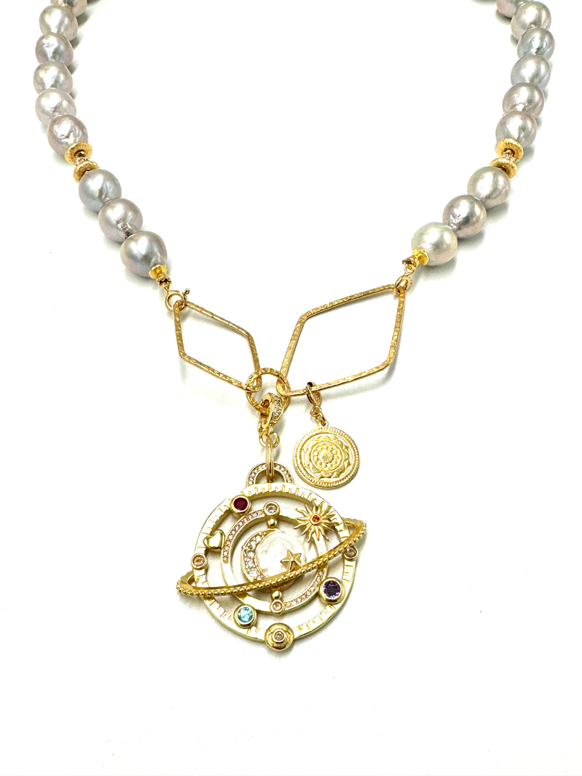 Srebrzysty naszyjnik galaktyki z perłami od Ewa Mrochen Jewellery, ozdobny, delikatny, idealny na wyjątkowe okazje.