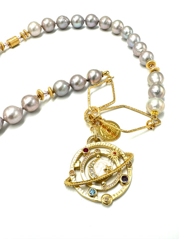 Srebrzysta perła na naszyjniku Ewa Mrochen Jewellery z motywem galaktyki i pomyślności, delikatny i elegancki design.