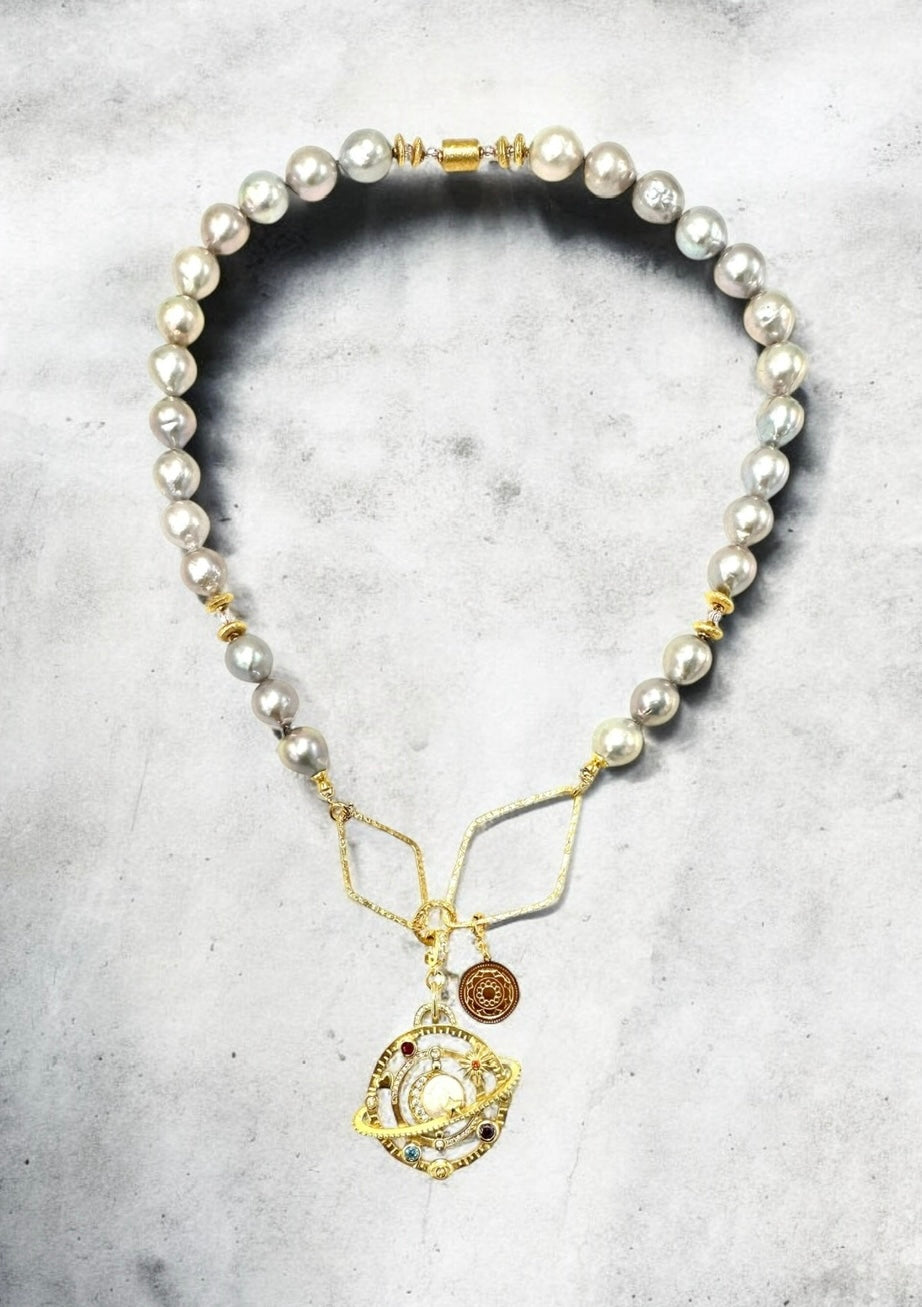 Srebrzysty naszyjnik Galaktyki Pomyślności z perłą, elegancki biżuteria Ewa Mrochen Jewellery na blaskowym tle