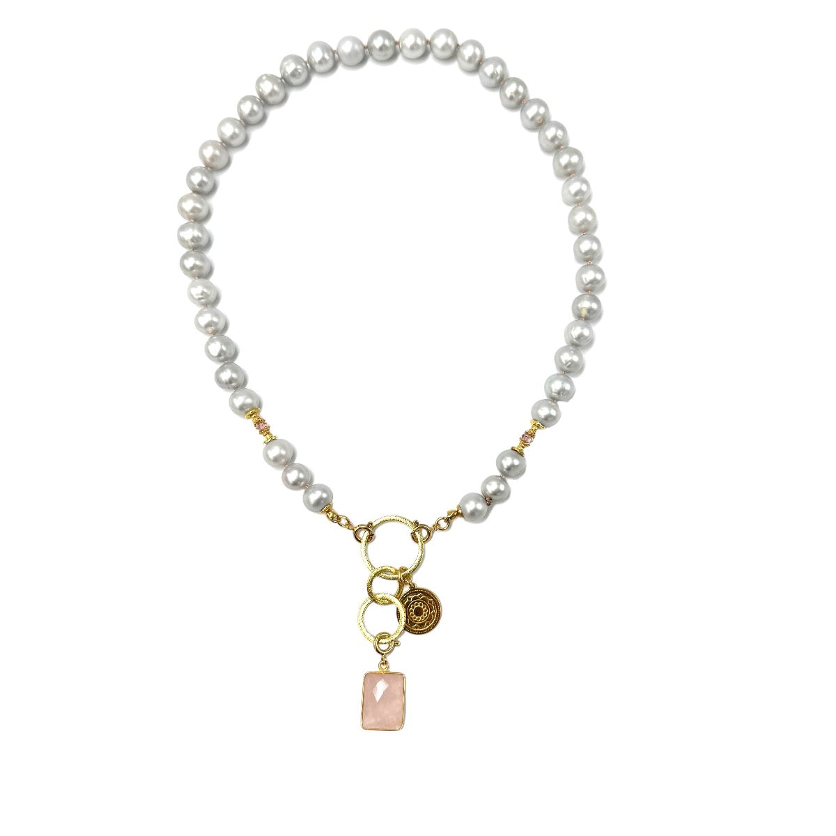 Srebrzysta perła na naszyjniku Ewa Mrochen Jewellery® otoczona świetlistością, elegancki biżuteryjny dodatek.