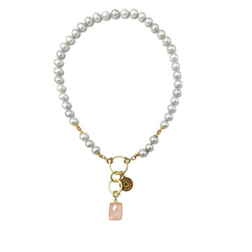 Srebrzysta perła na naszyjniku Ewa Mrochen Jewellery® otoczona świetlistością, elegancki biżuteryjny dodatek.