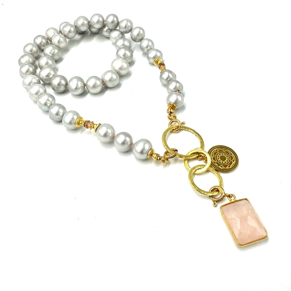 Srebrzysta perła na naszyjniku Ewa Mrochen Jewellery® z delikatnym łańcuszkiem, elegancki biżuteria z pereł.