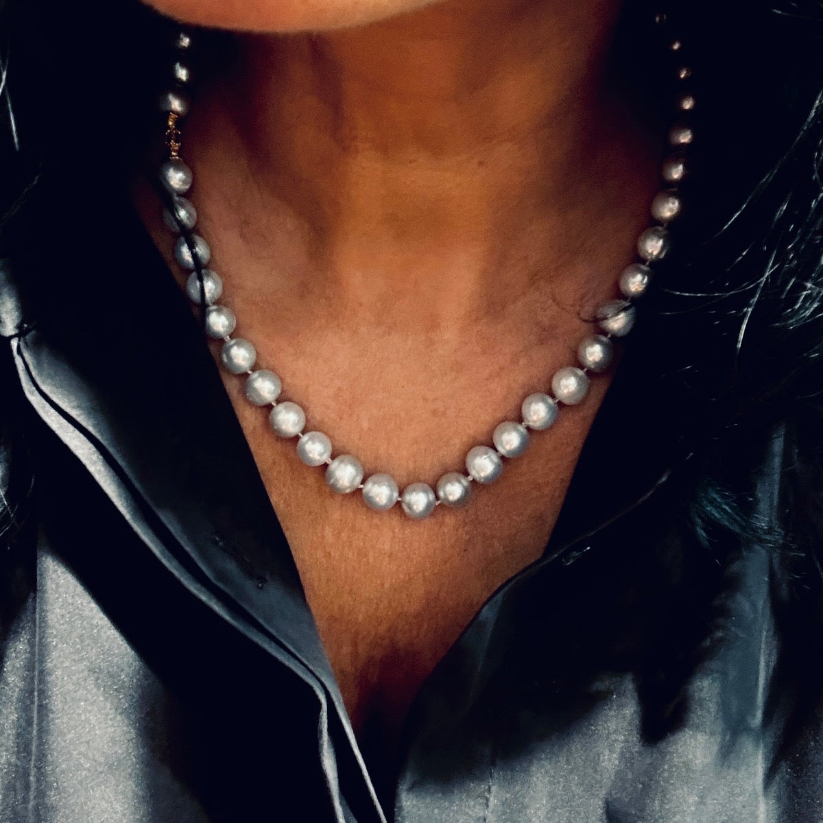 Srebrzysty naszyjnik z perłami od Ewa Mrochen Jewellery® otulony świetlistością na eleganckiej sesji zdjęciowej