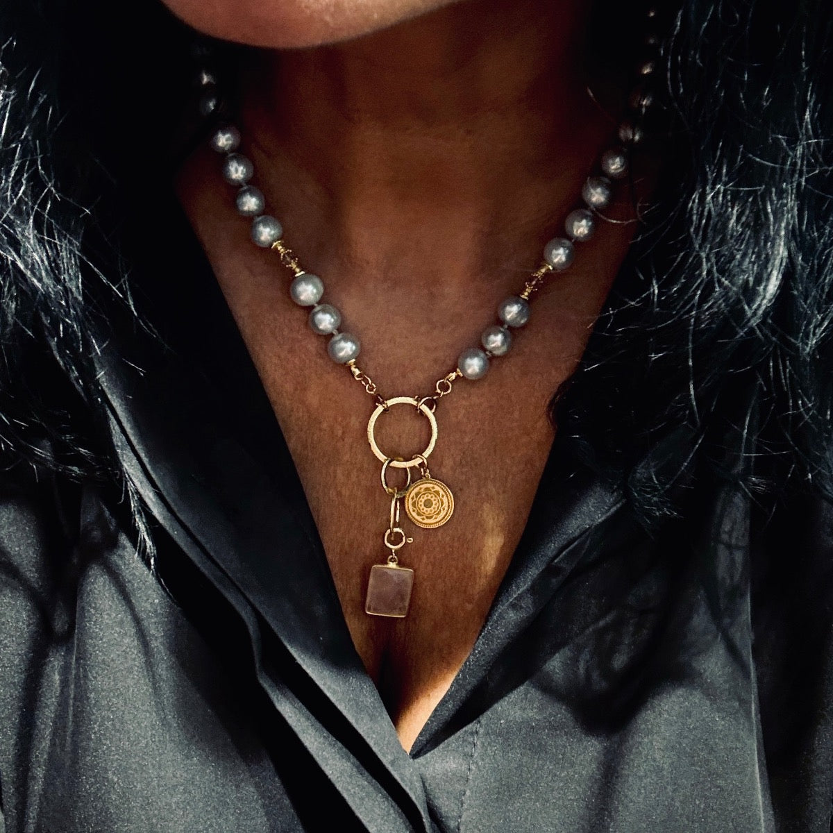Srebrzysty naszyjnik z perłą od Ewa Mrochen Jewellery® otulony świetlistością, elegancki dodatek do eleganckiej stylizacji