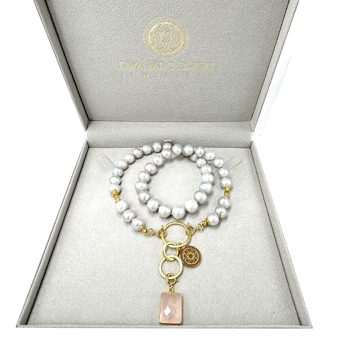 Srebrzysta perła na naszyjniku Ewa Mrochen Jewellery® z delikatnym łańcuszkiem, biżuteria autorska z perłami.