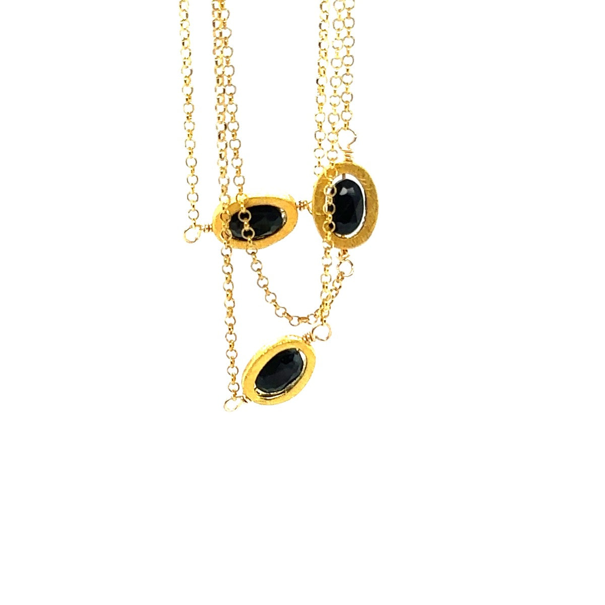 Szafirowy naszyjnik BLISS od Ewa Mrochen Jewellery, elegancki złoty naszyjnik z niebieskim szafirem na delikatnym łańcuszku.