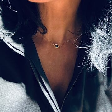 Szafirowy naszyjnik BLISS od Ewa Mrochen Jewellery z delikatnym kamieniem i eleganckim designem na tle białym