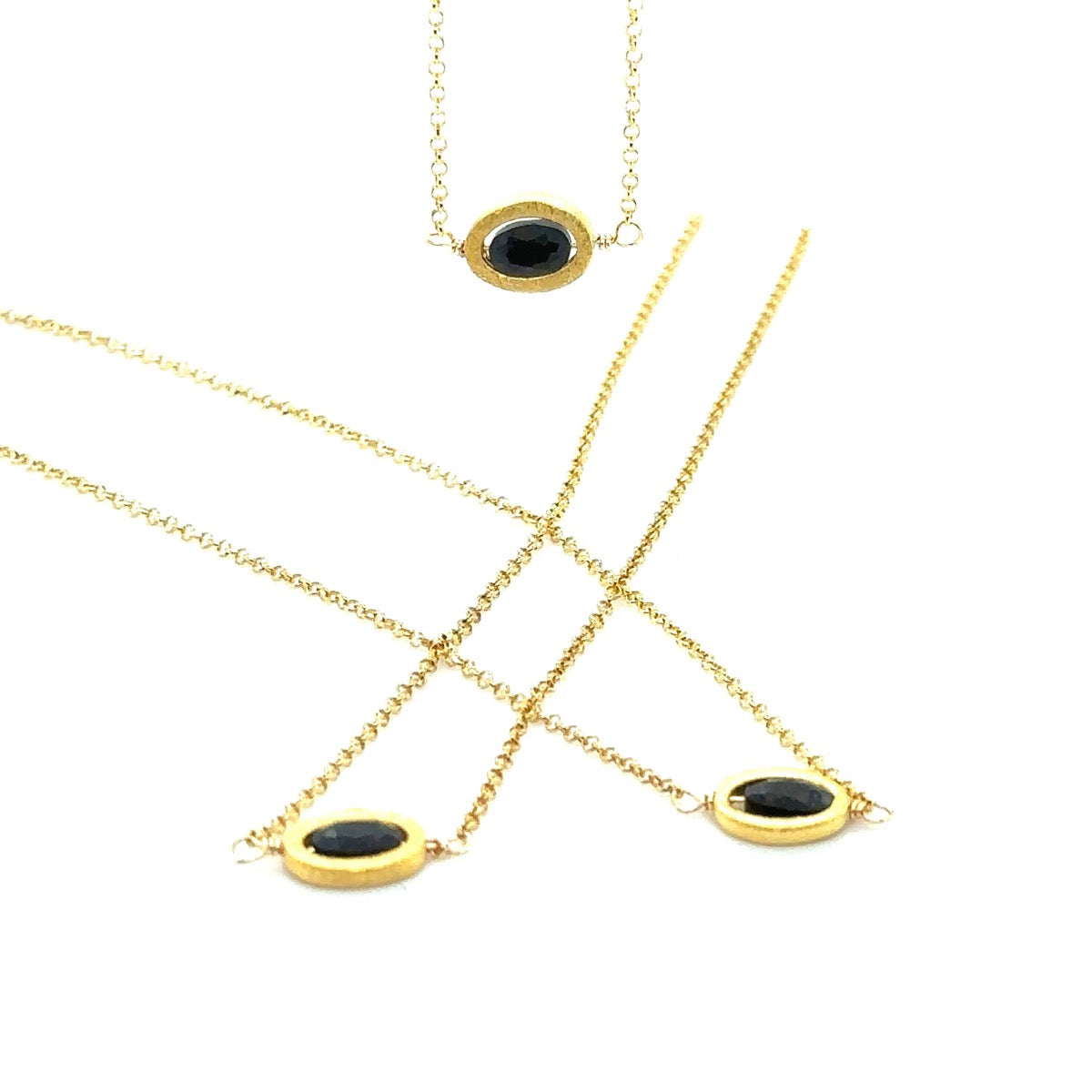 Naszyjnik Szafir BLISS od Ewa Mrochen Jewellery, ozdobiony srebrnym łańcuszkiem z pięknym niebieskim szafirem.