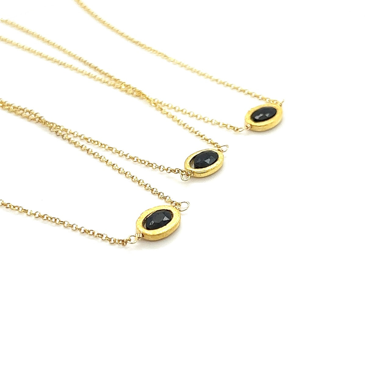 Srebrny naszyjnik Szafir BLISS od Ewa Mrochen Jewellery z niebieskim szafirem i subtelnym designem.