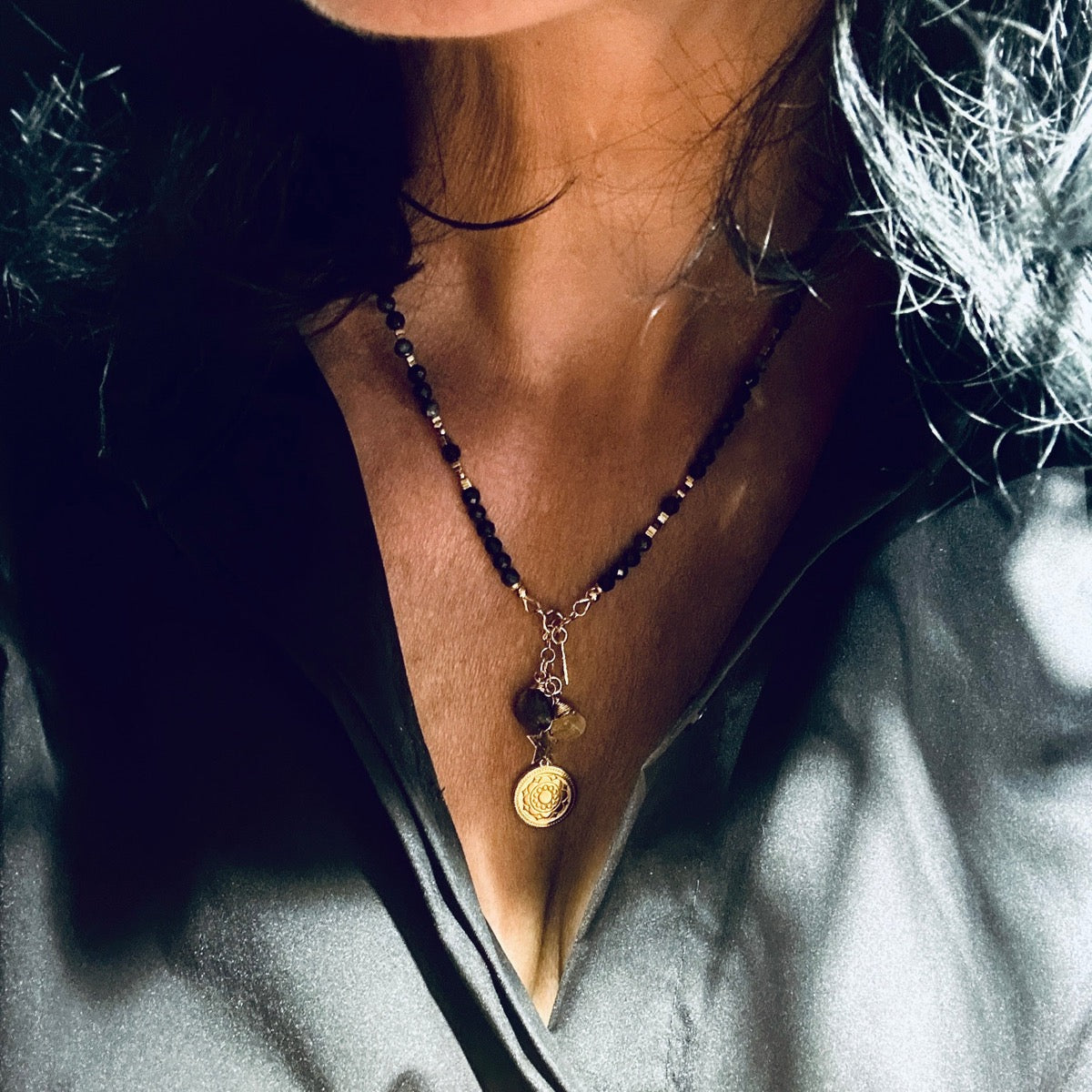 Srebrny naszyjnik z szafirem od Ewa Mrochen Jewellery, delikatny i elegancki naszyjnik z szafirem Klejnot Wybaczenia