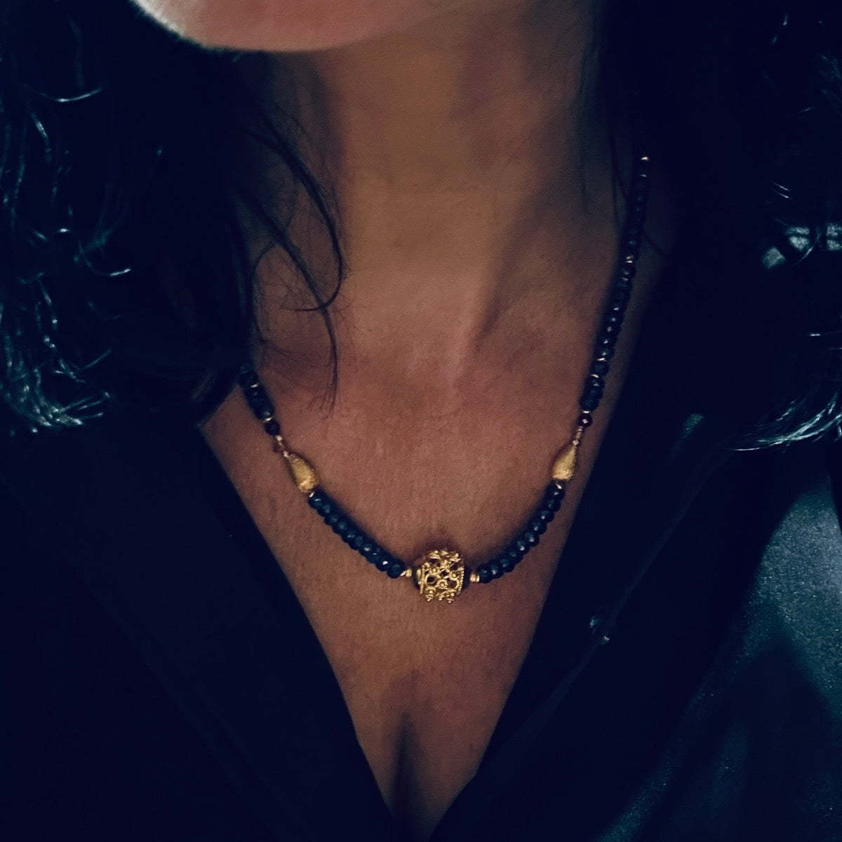 Naszyjnik Szafir Królowa Spokoju od Ewa Mrochen Jewellery z niebieskim szafirem i delikatną zawieszką.