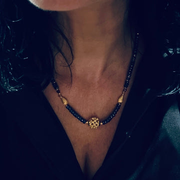 Srebrny naszyjnik z szafirem od Ewa Mrochen Jewellery, elegancki dodatek z kamieniem w stylu Królowa Spokoju