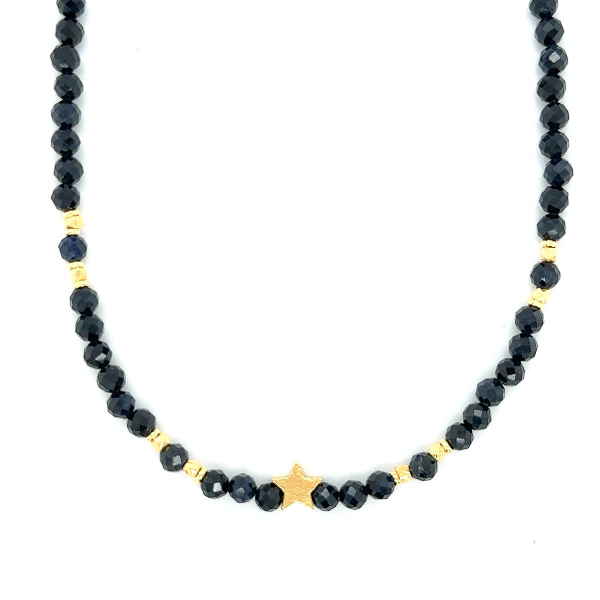Luksusowy naszyjnik Szafir od Ewa Mrochen Jewellery, z dużym błękitnym szafirem i eleganckim designem na zdjęciu.