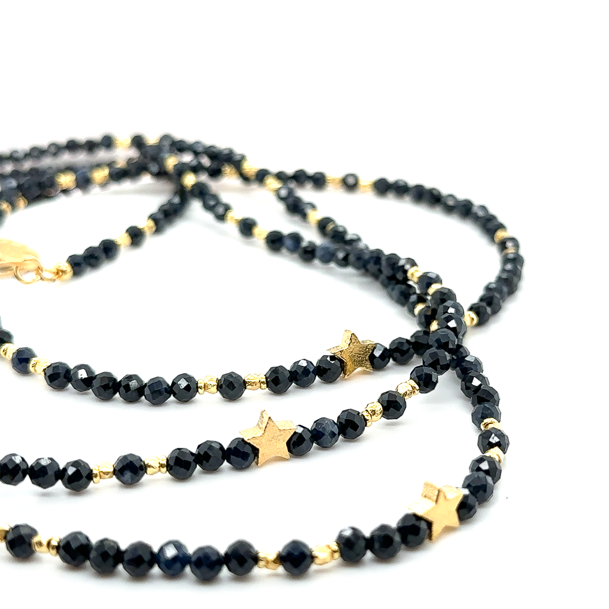 Luksusowy naszyjnik Szafir od Ewa Mrochen Jewellery z eleganckim, błękitnym kamieniem, na delikatnym łańcuszku.