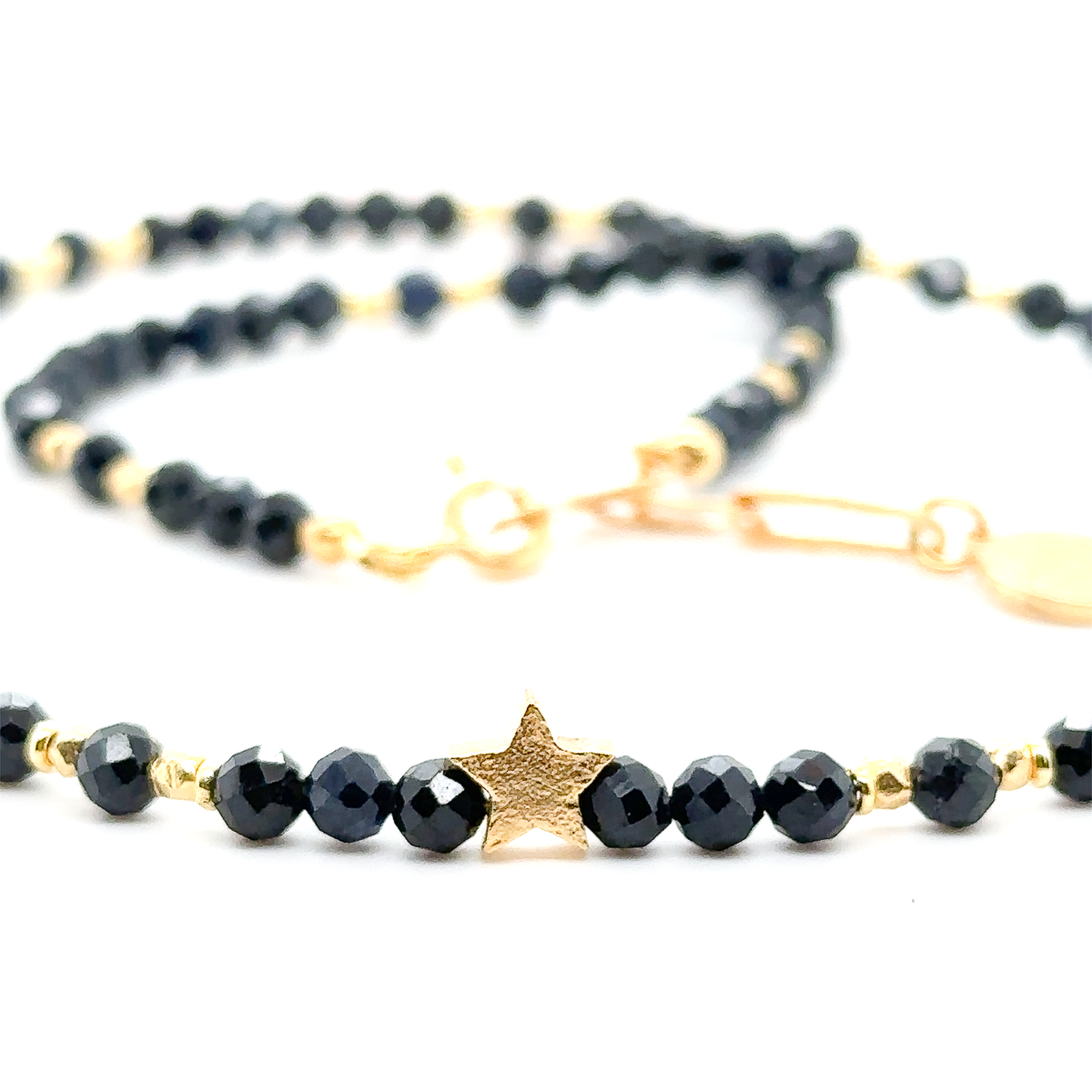 Luksusowy naszyjnik z szafirem od Ewa Mrochen Jewellery, elegancki i magiczny, na tle ciemnego tła.