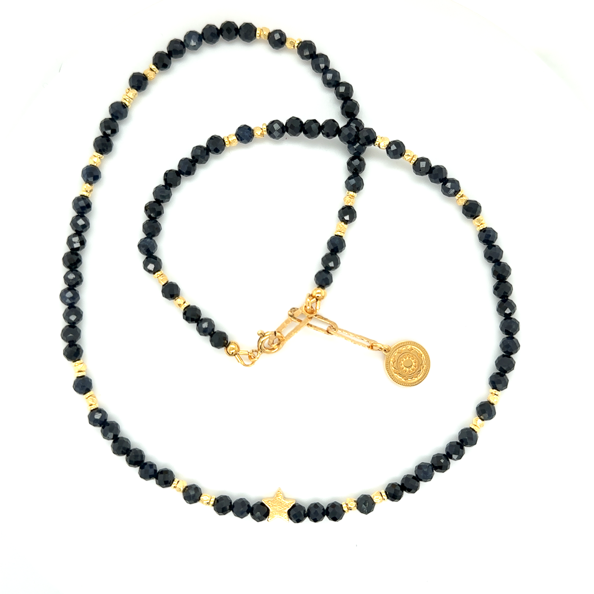 Luksusowy naszyjnik Szafir od Ewa Mrochen Jewellery, ozdobiony pięknym szafirem, elegancki i stylowy na zdjęciu.
